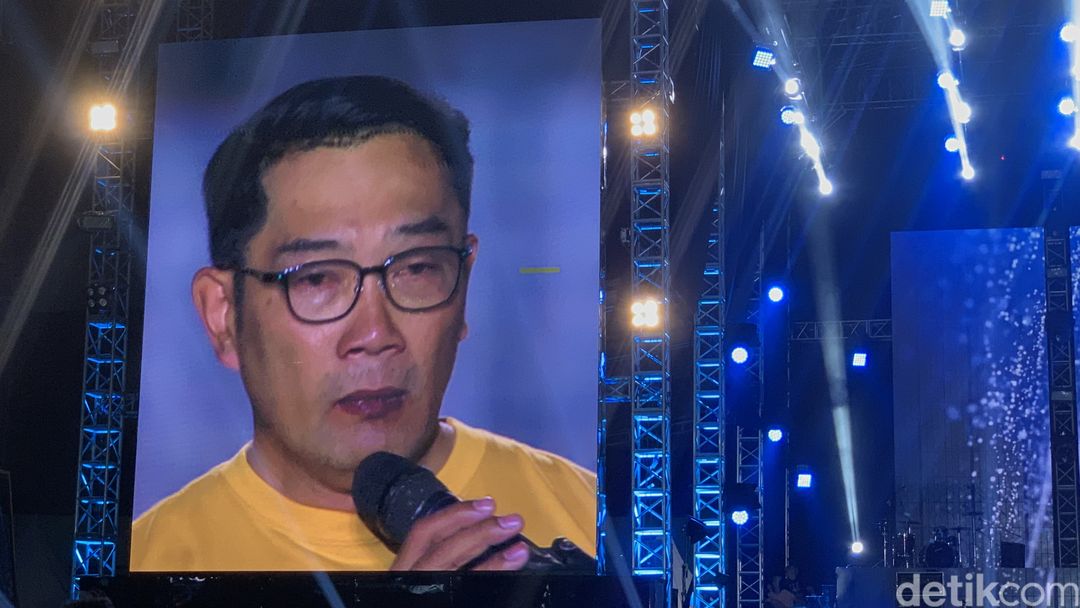Ridwan Kamil dalam konser West Java Festival 2023 di Stadion Siliwangi, Kota Bandung, Minggu (3/9/2023) malam.