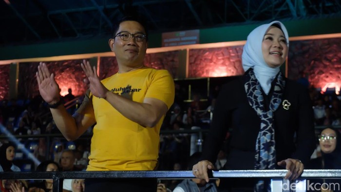 Ridwan Kamil dan Atalia Praratya menyaksikan konser West Java Festival 2023 di Stadion Siliwangi, Kota Bandung, Minggu (3/9/2023).