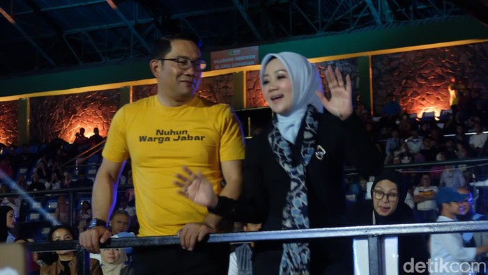 Ridwan Kamil dan Atalia Praratya menyaksikan konser West Java Festival 2023 di Stadion Siliwangi, Kota Bandung, Minggu (3/9/2023).