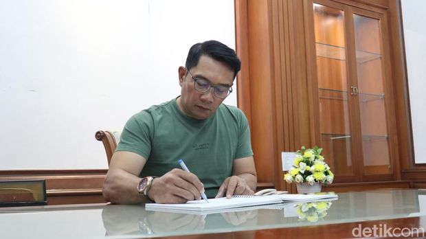 Ridwan Kamil dan istrinya saat akan meninggalkan Gedung Pakuan.