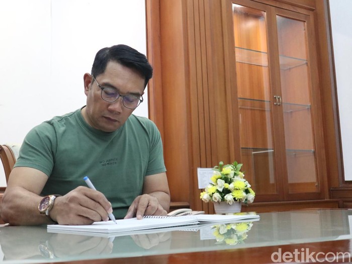 Ridwan Kamil dan istrinya saat akan meninggalkan Gedung Pakuan.
