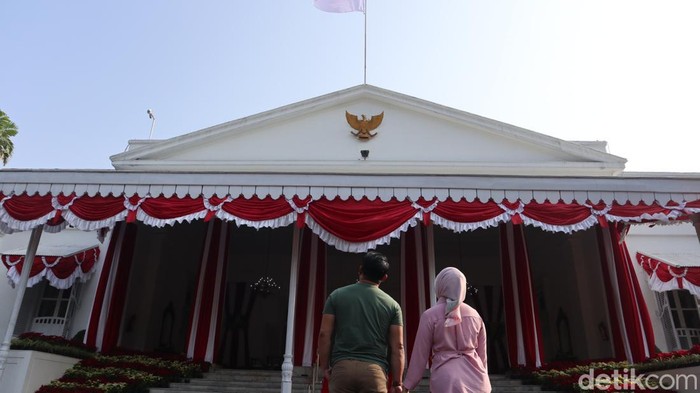 Ridwan Kamil dan istrinya saat akan meninggalkan Gedung Pakuan.
