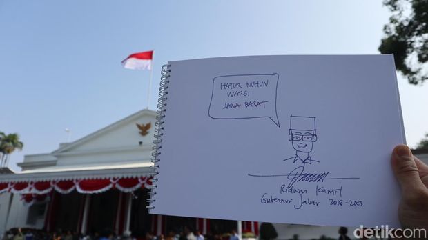 Ridwan Kamil dan istrinya saat akan meninggalkan Gedung Pakuan.