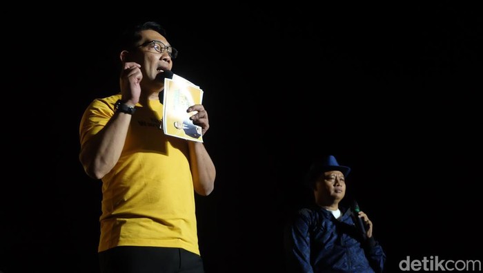 Ridwan Kamil dan Uu Ruzhanul Ulum di panggung konser West Java Festival yang digelar di Stadion Siliwangi, Kota Bandung, Minggu (3/9/2023).
