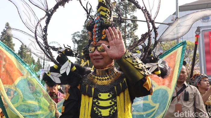 Ridwan Kamil ikut meramaikan Karnaval West Java Festival 2023
