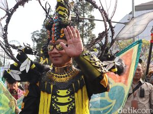 Ridwan Kamil Pakai Kostum Capung di Karnaval West Java Festival 2023
