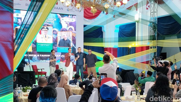 Ridwan Kamil saat menerima buku lapora JQR selama 5 tahun.
