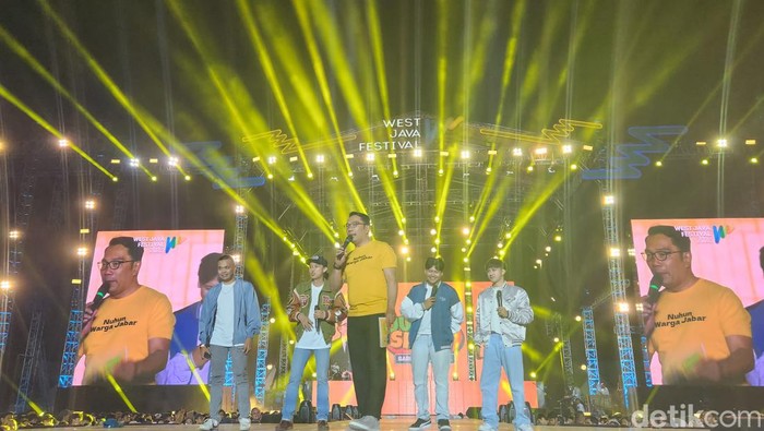 Ridwan Kamil saat tampil bersama SM*SH di WJF 2023.