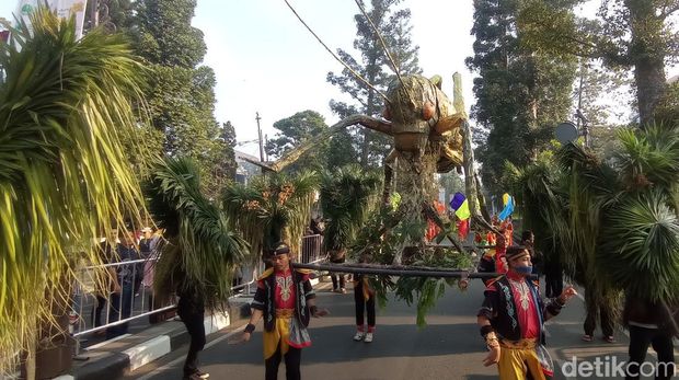 Rombongan Kabupaten Manjalengka di Karnaval West Java Festival 2023