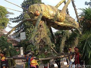 Kemunculan Belalang Raksasa di Karnaval West Java Festival 2023