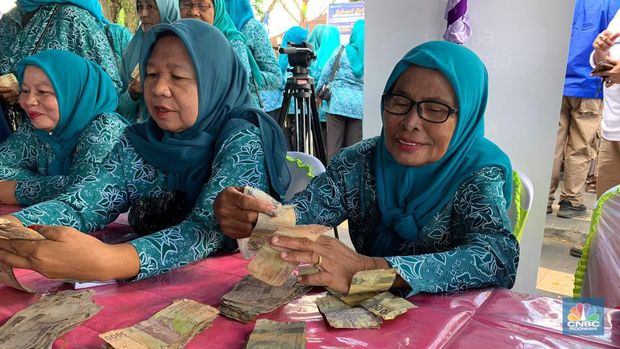 Rupiah dalam kondisi tidak layak ditemukan di Banda Neira, Maluku.