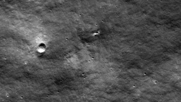 RUSSIA-SPACE/ A NASA Lunar Reconnaissance Orbiter (LRO) image from August 24, 2023 shows a crater on the surface of the moon, likely the impact site of Russia's Luna-25 mission, in this screengrab obtained from a GIF image released August 31, 2023. NASA's Goddard Space Flight Center/Arizona State University via REUTERS ATTENTION EDITORS - THIS IMAGE HAS BEEN SUPPLIED BY A THIRD PARTY. MANDATORY CREDIT.