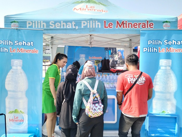 Saat Penonton Konser West Java Festival Berbondong-bondong Datangi Stand Le Minerale