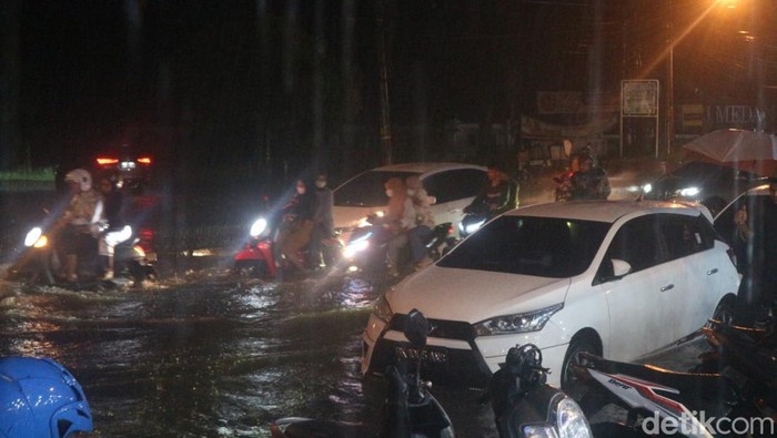 Sejumlah kendaraan mencoba melewati banjir di Jalan Williem Iskander, Deli Serdang, Minggu (3/9/2023). (Nizar Aldi/detikSumut)
