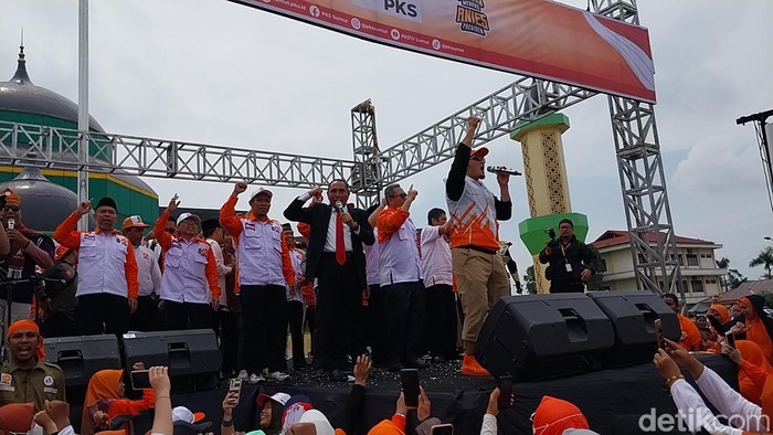 Sekjen DPP PKS, Ketua DPW PKS, Gubsu Edy dan sejumlah pengurus PKS saat bernyanyi bersama: (Foto: Finta Rahyuni/detikSumut).