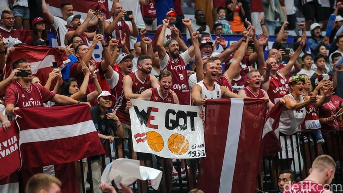 Semringah Suporter Latvia di Indonesia Arena