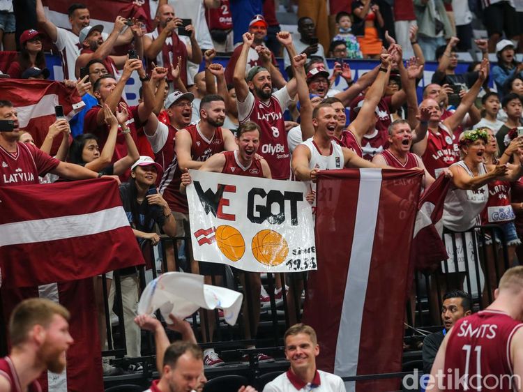 Semringah Suporter Latvia di Indonesia Arena