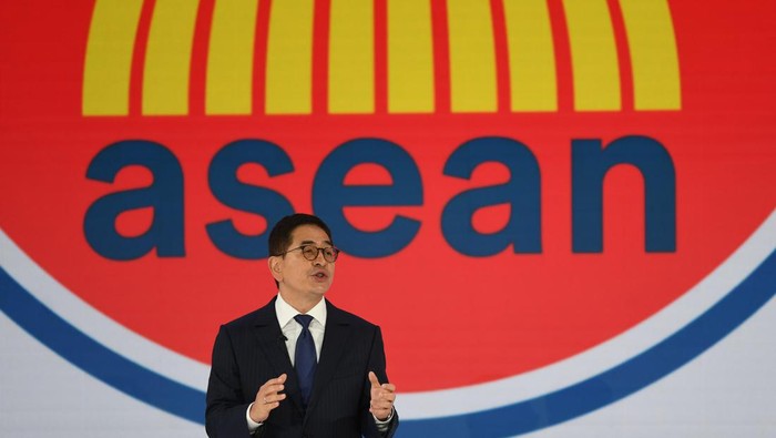 Ketua KADIN yang juga Ketua ASEAN Business Advisory Council (ASEAN BAC) Arsjad Rasjid berpidato dalam sesi pembuka ASEAN Business Investment Summit (ABIS) 2023 di Jakarta, Minggu (3/9/2023). ANTARAFOTO/Media Center KTT ASEAN 2023/Akbar Nugroho Gumay/foc.