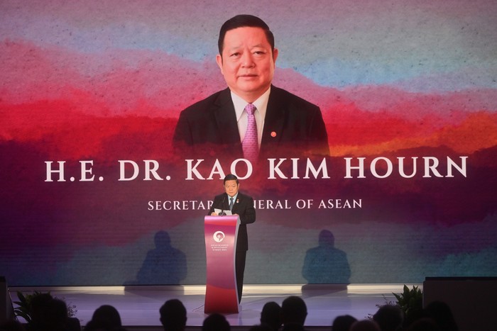 Sekjen ASEAN Kao Kim Hourn berpidato dalam sesi pembuka ASEAN Business Investment Summit (ABIS) 2023 di Jakarta, Minggu (3/9/2023). ANTARAFOTO/Media Center KTT ASEAN 2023/Akbar Nugroho Gumay/foc.