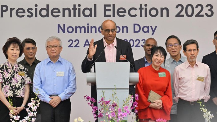 Presidential candidate Tharman Shanmugaratnam meets his supporters after early sample vote count results at the presidential election in Singapore September 1, 2023. REUTERS/Edgar Su