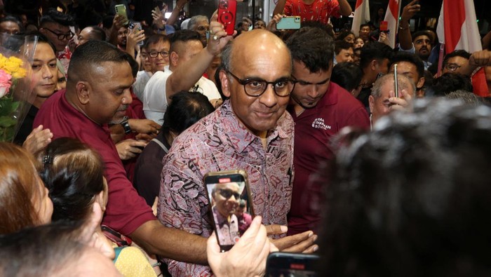 Presidential candidate Tharman Shanmugaratnam meets his supporters after early sample vote count results at the presidential election in Singapore September 1, 2023. REUTERS/Edgar Su