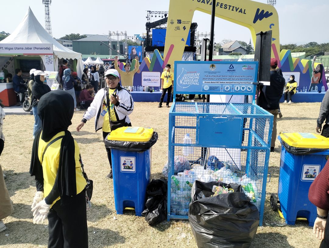 Spot tempat sampah daur ulang Le Minerale