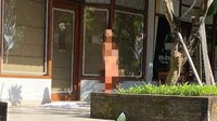 Bule Kroasia berinisial SL (35) tertangkap kamera berdiri telanjang bulat di depan sebuah toko perhiasan di Jalan Pratama, Badung. Awalnya, wanita itu keluar hotel memakai handuk, lalu dia membukanya dan berdiri selama 1 jam. Tidak diketahui apa motif bule itu bugil. (dok. Istimewa)