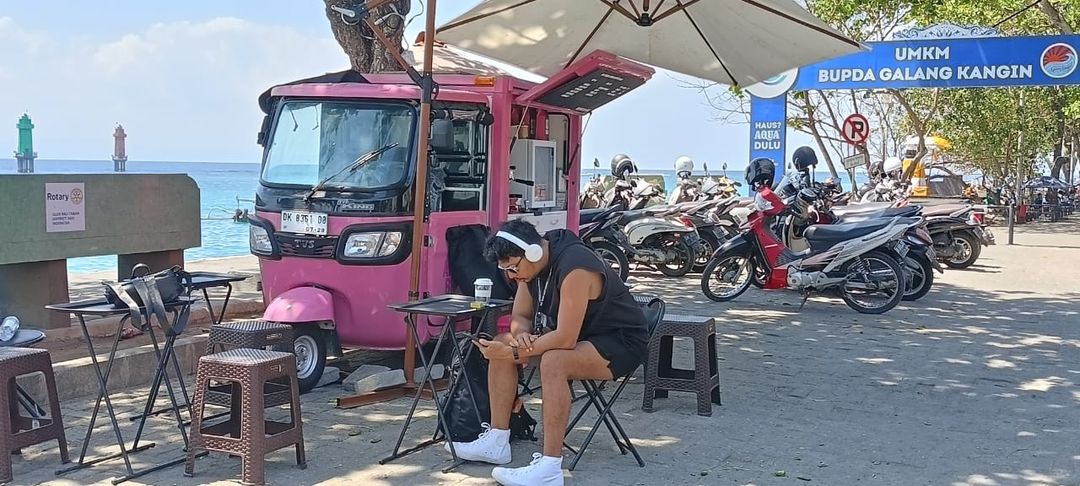 Suasana di Cappucino Coffee Co., yang berlokasi di Pantai Matahari Terbit, Denpasar, Bali pada Sabtu (2/9/2023)