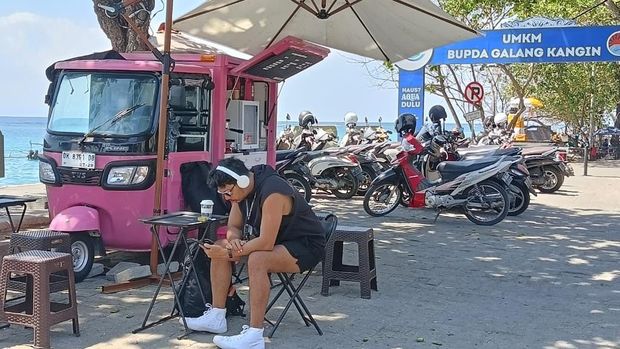 Suasana di Cappucino Coffee Co., yang berlokasi di Pantai Matahari Terbit, Denpasar, Bali pada Sabtu (2/9/2023)