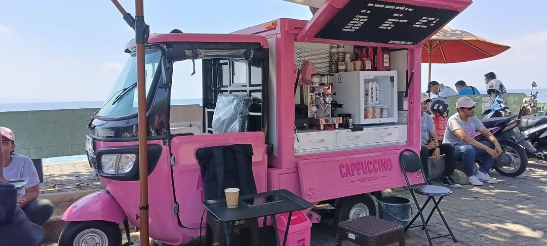 Suasana di Cappucino Coffee Co., yang berlokasi di Pantai Matahari Terbit, Denpasar, Bali pada Sabtu (2/9/2023).