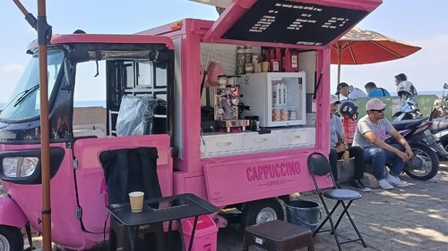 Suasana di Cappucino Coffee Co., yang berlokasi di Pantai Matahari Terbit, Denpasar, Bali pada Sabtu (2/9/2023).