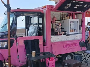 Sensasi Ngopi Unik! Di Pantai Bali Bisa Beli Kopi dari Bajaj Pink