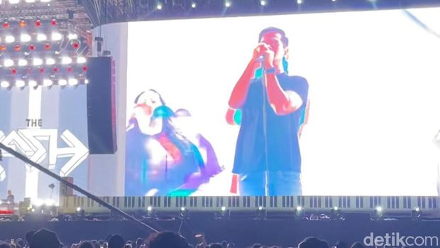 Band The Cash bersama Surya Insomnia sebagai vokalisnya.