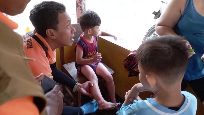 Tim SAR Satlinmas Rescue Istimewa Wilayah IV Bantul saat memberikan pertolongan terhadap anak-anak yang tersengat ubur-ubur saat bermain air di Pantai Baru Bantul, Minggu (3/9/2023).