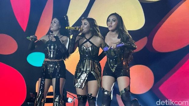 Trio Macan saat tampil di Synchronize Fest 2023.