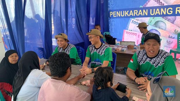 Tual menjadi wilayah kedua yang menjadi tujuan tim ekspedisi rupiah berdaulat Bank Indonesia (BI). Warga setempat tampak antusias mengikuti penukaran uang. (CNBC Indonesia/Maikel Jefriando)