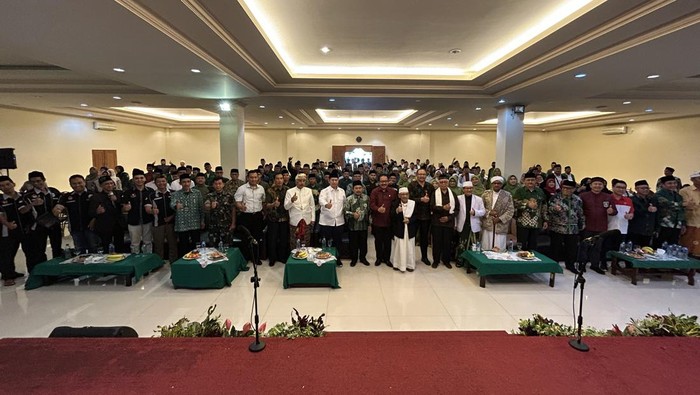 Wakil Gubernur Bali Tjokorda Oka Artha Ardana Sukawati berfoto bersama peserta Rakerwil PWNU Provinsi Bali di Denpasar, Minggu (3/9/2023). (I Nyoman Adhisthaya Sawitra/detikBali)