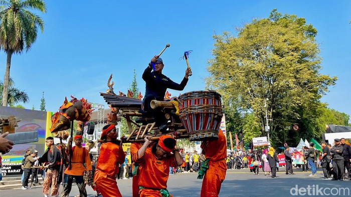 Walkot Bogor Bima Arya Gebuk Gendang di Parade West Java Festival 2023 di Kota Bandung, Minggu (3/9/2023).
