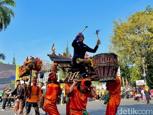 Walkot Bogor Bima Arya Gebuk Gendang di Parade WJF 2023