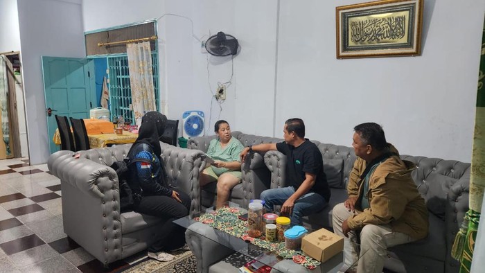Wanita bernama Farida Candra Sari ditangkap di Makassar atas kasus penipuan.