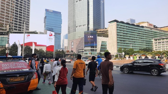 Warga masih berolahraga di kawasan Bundaran HI meski CFD ditiadakan