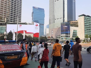 Warga Masih Berolahraga di Kawasan Bundaran HI Meski CFD Ditiadakan Hari Ini