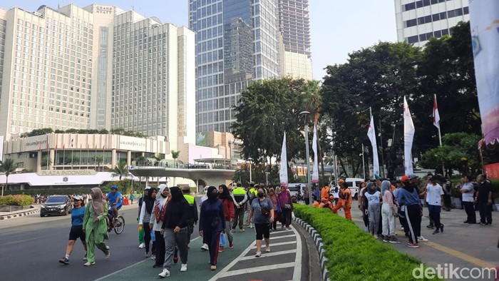 Warga masih meramaikan CFD Bundaran HI walaupun kualitas udara di Jakarta masuk dalam kategori tidak sehat (Annisa Aulia/detikcom)