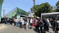 Suasana antrean yang mulai mengular setelah gerbang dibuka.