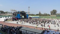 Para penonton yang didominasi oleh muda-mudi menerjang panas di Stadion Siliwangi. Nugraha/detikHOT