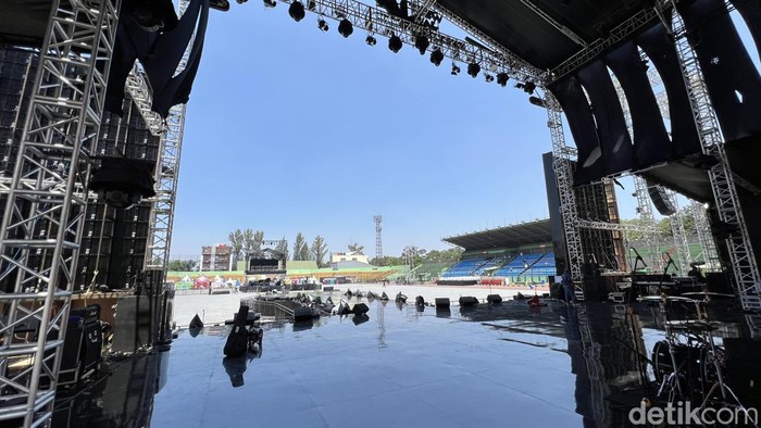 Persiapan area depan panggung West Java Festival 2023.