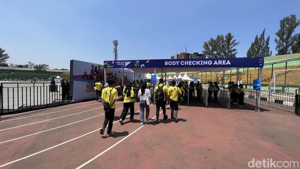 Persiapan area depan panggung West Java Festival 2023.
