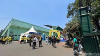 Suasana di depan gerbang masuk area Stadion Siliwangi jelang acara dimulai. Nugraha/detikFoto