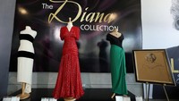 Ketiga gaun ini digunakan mendiang Putri Diana sekitar tahun 1990-an.  