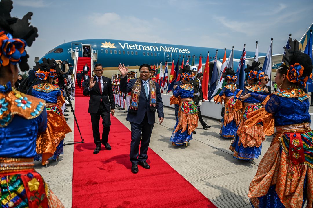 Perdana Menteri Vietnam Pham Minh Chinh (kanan) didampingi Menparekraf Sandiaga Uno (kiri) disambut tarian tradisional saat tiba di Terminal VVIP Bandara Soekarno Hatta, Banten, Senin (4/9/2023). ANTARA FOTO/Media Center KTT ASEAN 2023/Raisan Al Farisi/aww.